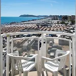 International Direttamente Sulla Sabbia Hotel 3*